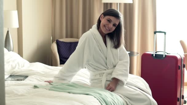 Femme d'affaires assise sur le lit dans la chambre d'hôtel — Video
