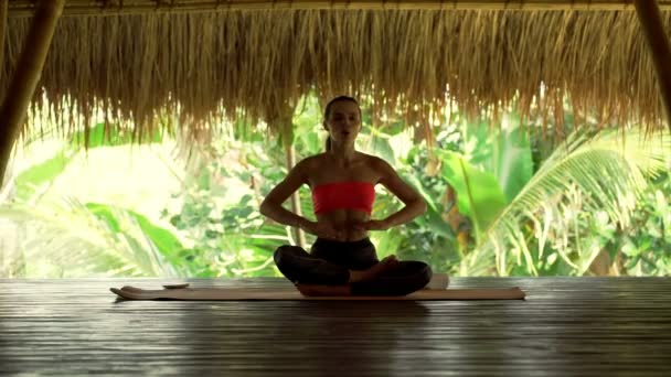 Mulher fazendo exercício de respiração no tapete — Vídeo de Stock