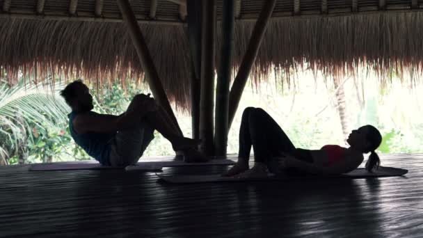 Pareja haciendo crujidos, tomando un descanso y beber agua — Vídeos de Stock