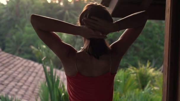 Frau breitet ihre Arme auf Terrasse aus — Stockvideo
