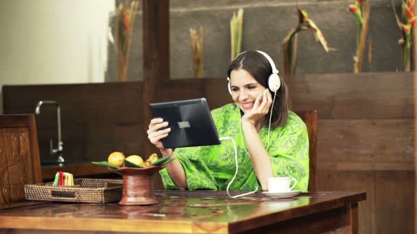 Mulher assistindo filme no computador tablet e beber café — Vídeo de Stock