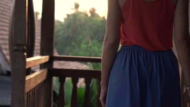 Женщина ходит по террасе и любоваться видом — стоковое видео