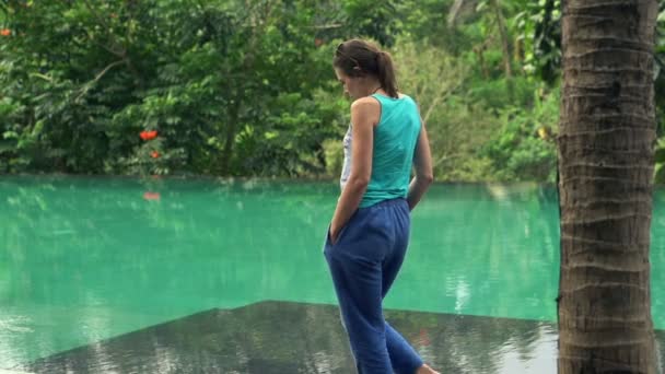 Mujer infeliz caminando en el borde de la piscina — Vídeo de stock