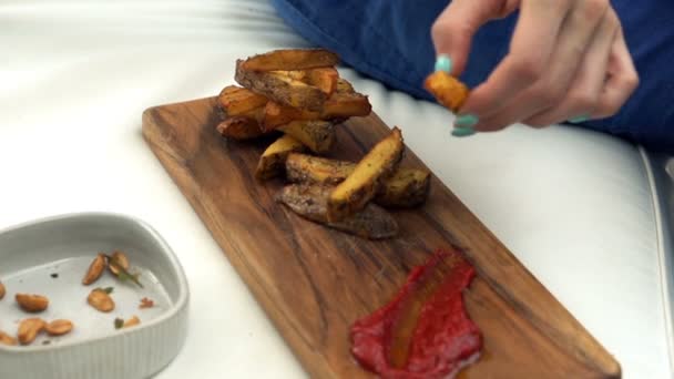 Mulher comendo batatas fritas — Vídeo de Stock