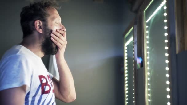 Sleepy man washing his face in bathroom — Stock Video