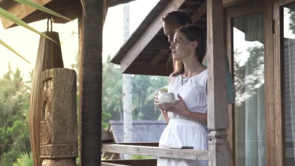 Paar praten en drinken koffie op het terras — Stockvideo