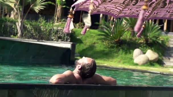 Bărbat relaxant, plajă în piscină — Videoclip de stoc