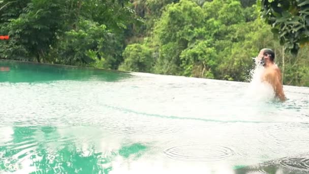 Hombre saltando en la piscina — Vídeos de Stock