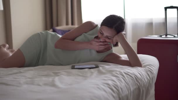 Zakenvrouw met een tabletcomputer in hotelkamer — Stockvideo