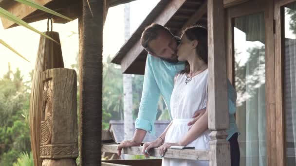 Jong koppel in liefde praten op terras — Stockvideo