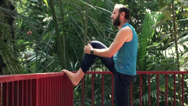 Jovem esticando as pernas no terraço — Vídeo de Stock