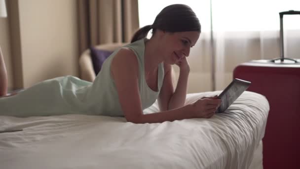 Empresária assistindo filme no computador tablet no quarto de hotel — Vídeo de Stock