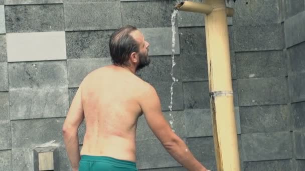 Homme laver son corps sous la douche extérieure — Video