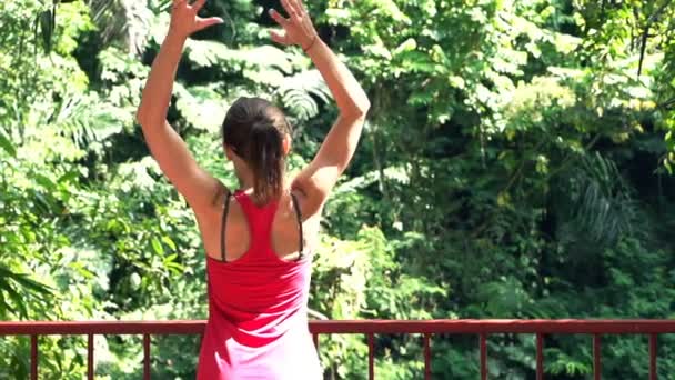 Спортивна жінка розтягує руки на терасі — стокове відео