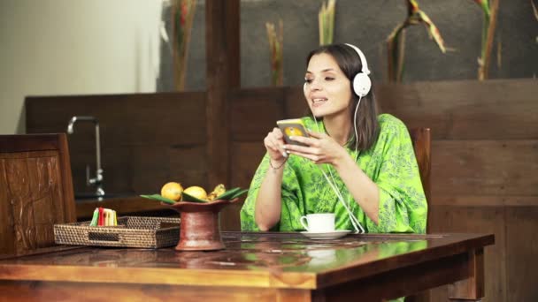 Femme écoutant de la musique sur téléphone portable et chantant — Video