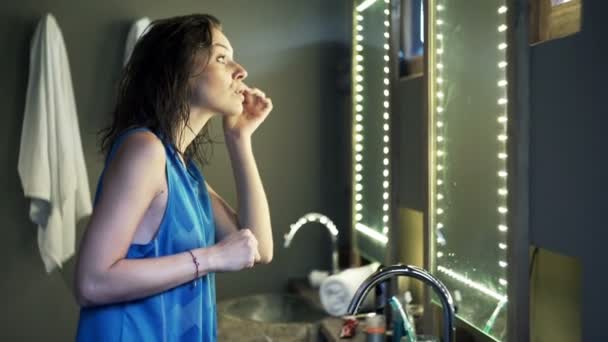 Woman applying eye makeup in bathroom — Stock Video