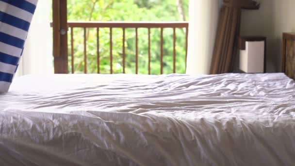 Junger Mann in Handtuch fällt auf Bett — Stockvideo