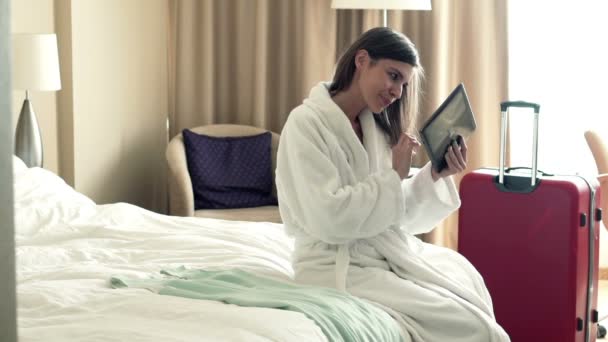 Femme d'affaires utilisant tablette assis sur le lit — Video