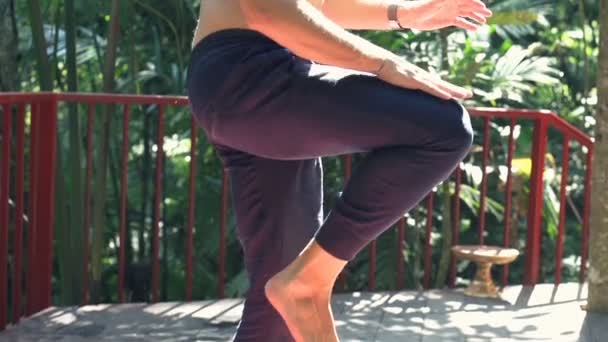 Hombre haciendo calentamiento, corriendo en la terraza — Vídeo de stock