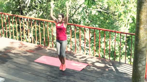 Femme faisant de l'exercice, faisant des sauts sur la terrasse — Video