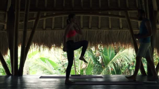 Femme exerçant et homme buvant de l'eau — Video