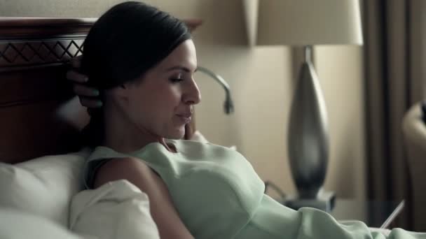 Iş kadını yatakta otel odasında rahatlatıcı — Stok video