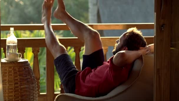 Jeune homme relaxant et dormant sur la terrasse — Video