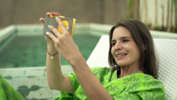 Mujer tomando foto selfie con el teléfono celular en la cama solar — Vídeos de Stock