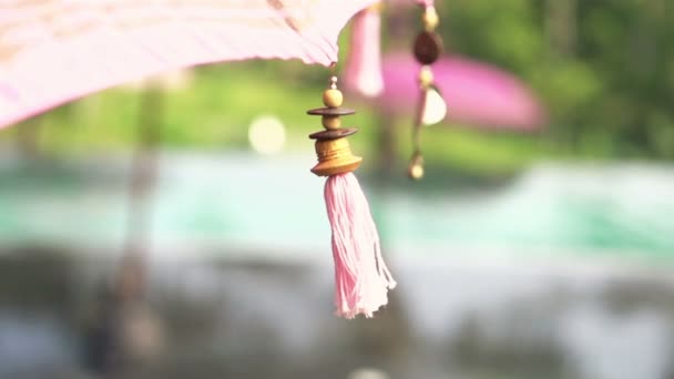 Ornament with umbrella near swimming pool — Stock Video