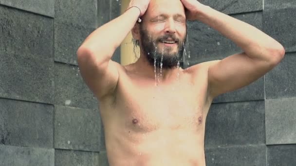 Homme laver son corps sous la douche extérieure — Video