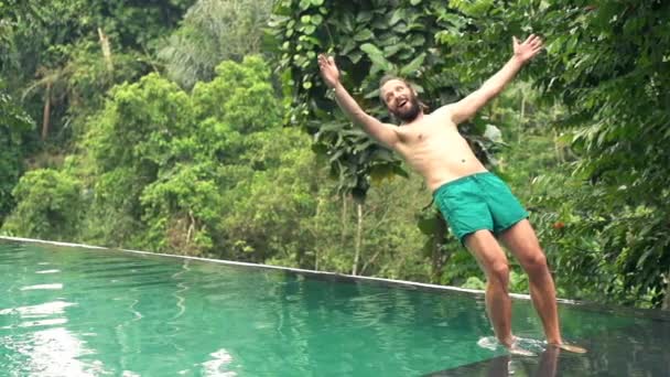 Jovem saltando na piscina — Vídeo de Stock