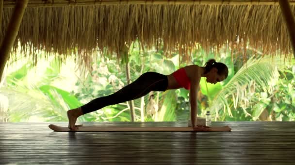 Vrouw plank oefening op mat in de sportschool doet — Stockvideo