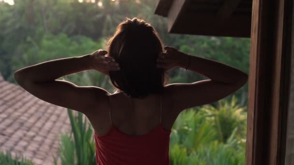 Жінка розтягує руки на терасі — стокове відео