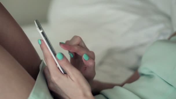 Empresaria usando smartphone en la cama — Vídeo de stock