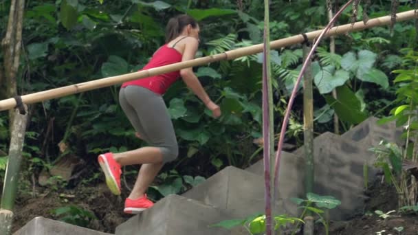 Mulher bonita correndo em escadas no parque — Vídeo de Stock