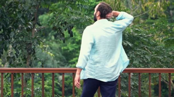 Hombre caminando en la terraza y admirar la vista — Vídeos de Stock