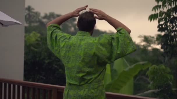 Hombre caminando por la terraza y los brazos extendidos — Vídeos de Stock