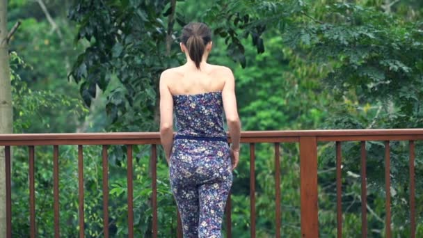 Frau geht auf Terrasse und bewundert Aussicht — Stockvideo