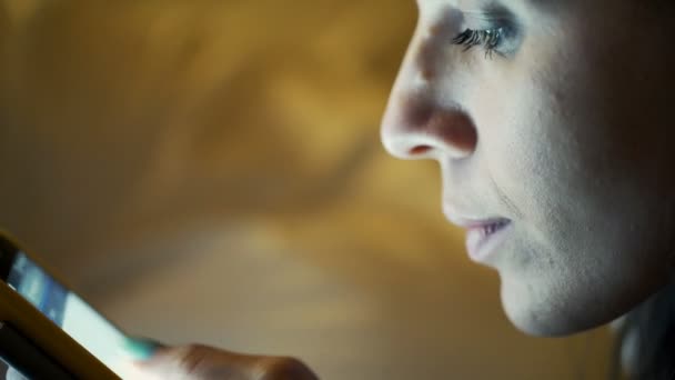 Cara de mujer usando smartphone por la noche — Vídeo de stock