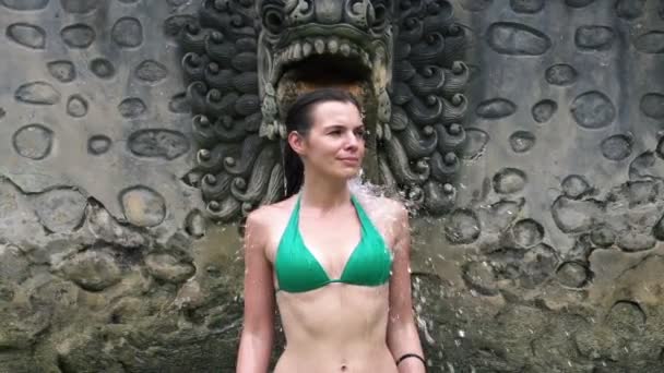 Vrouw genieten van bad in hot springs — Stockvideo