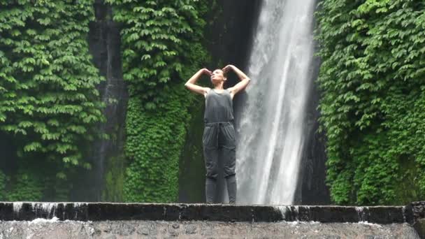 Woman enjoying waterfall in Bali — Stock Video