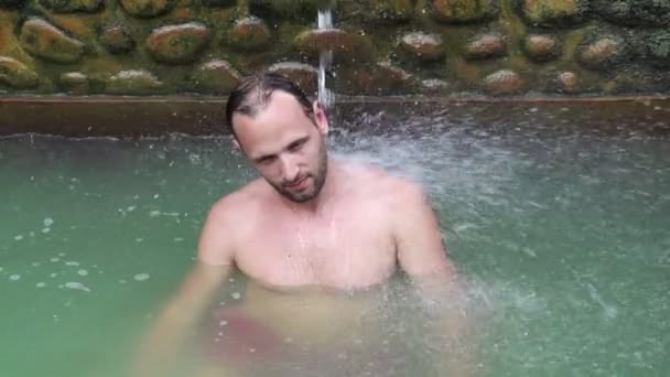 Man Baden in warm springs — Stockvideo