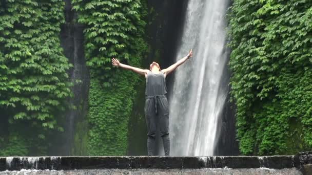 Mujer disfrutando de la cascada en Bali — Vídeos de Stock