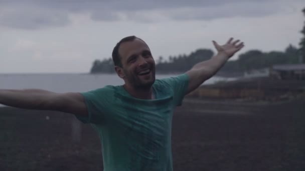 Mutlu adam yağmur plaj keyfi — Stok video