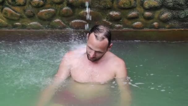 Hombre disfrutando de baño en aguas termales — Vídeos de Stock