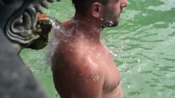 Homem que toma banho em fontes termais — Vídeo de Stock