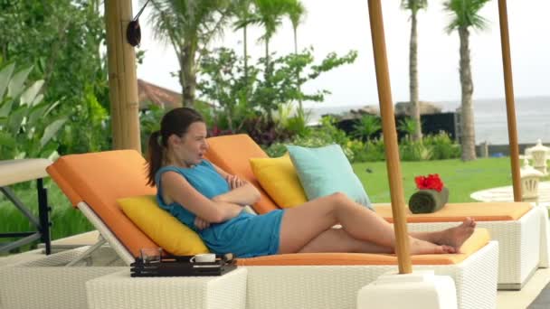 Vrouw te wachten voor iemand op zonnebank — Stockvideo