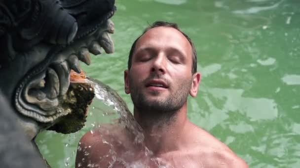 Homme se baignant dans les sources chaudes i — Video