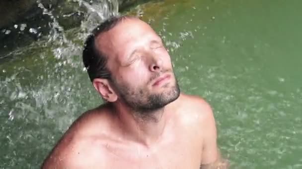 Человек наслаждается ванной в горячих источниках — стоковое видео