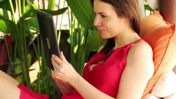 Mujer con tableta en gazebo — Vídeo de stock